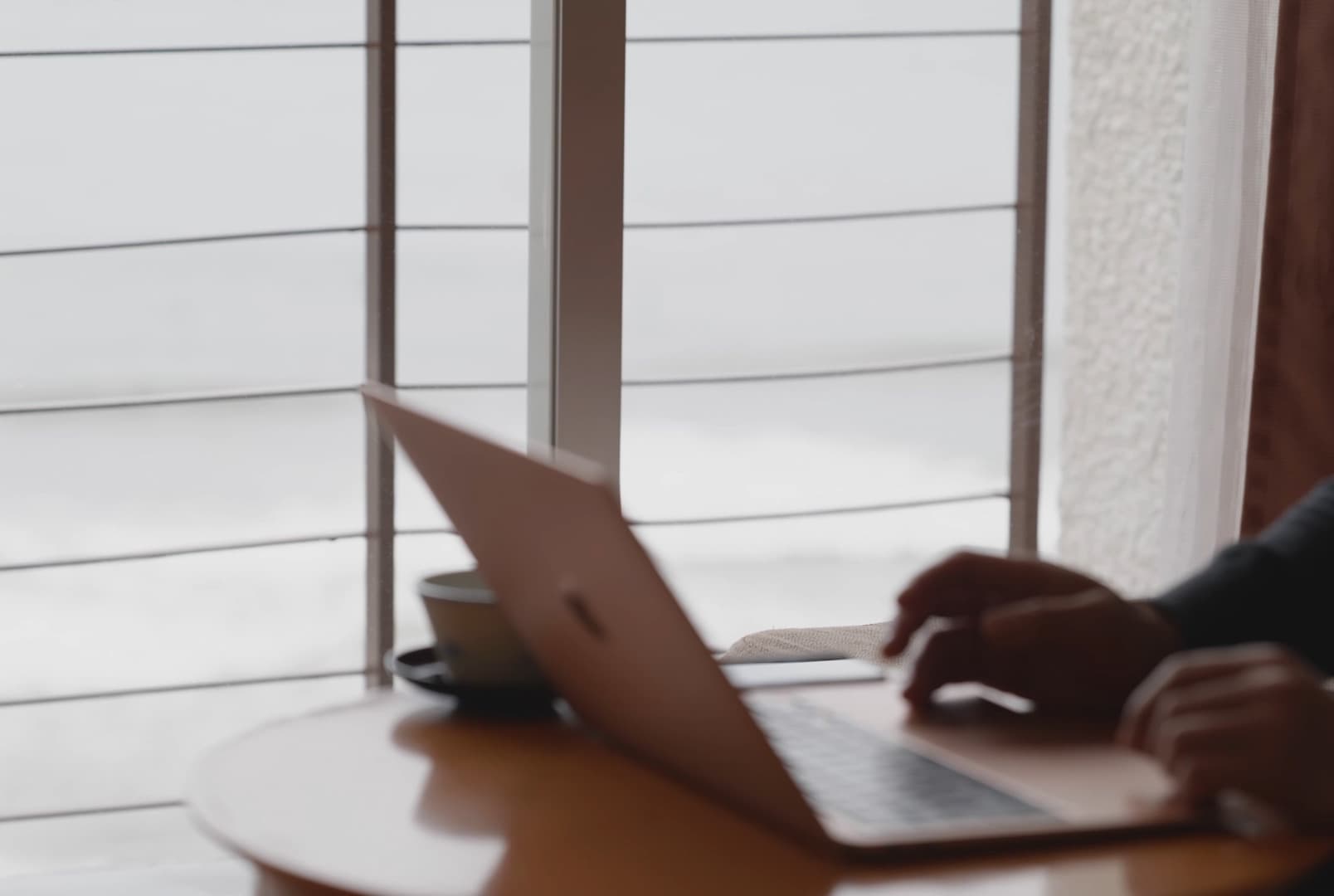 サポート及びコンサルティング事業